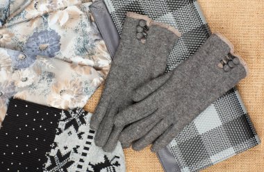 Eşarp, kap, el çantası ve keten zemin üzerine izole eldivenler.