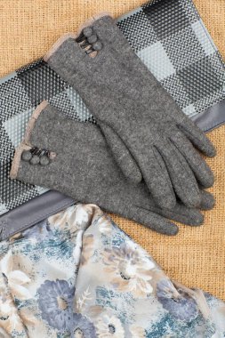 Eşarp, çanta ve keten zemin üzerine izole eldivenler.