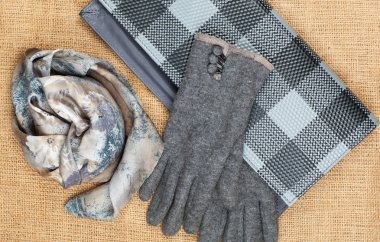 Eşarp, çanta ve keten zemin üzerine izole eldivenler.