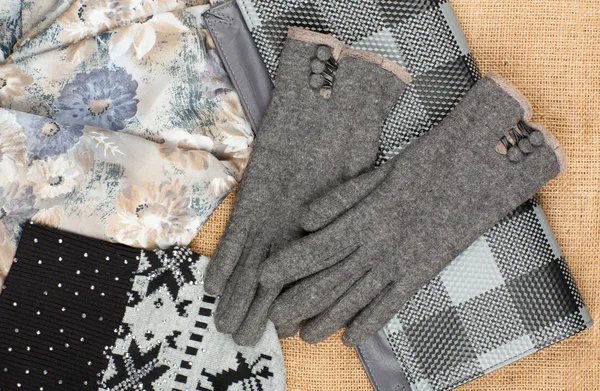 Eşarp, kap, el çantası ve keten zemin üzerine izole eldivenler.