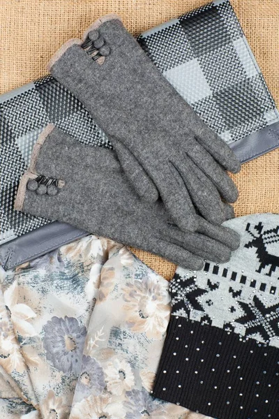 Eşarp, kap, el çantası ve keten zemin üzerine izole eldivenler.