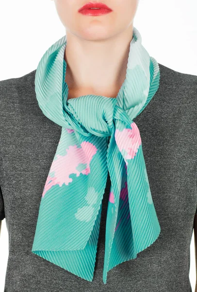 絹のスカーフ。白い背景に分離された彼女の首に緑のシルク スカーフ. — ストック写真