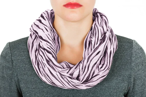 絹のスカーフ。彼女の首は、白い背景で隔離にライラック シルク スカーフ. — ストック写真