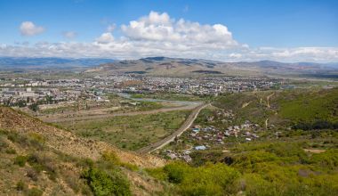 Dağlar ve tepeler ağaçlarla mavi gökyüzü karşı. Gürcistan.