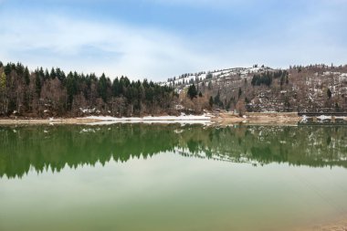 Mavi gökyüzü karşı dağlar göl. Gürcistan.