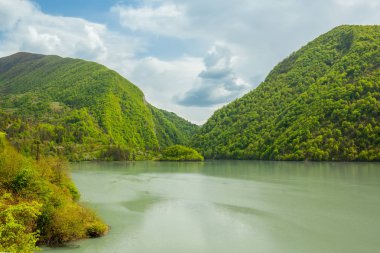 Mavi gökyüzü karşı dağlar göl. Gürcistan.