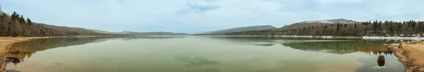 Lago en las montañas contra el cielo azul. Georgia . —  Fotos de Stock