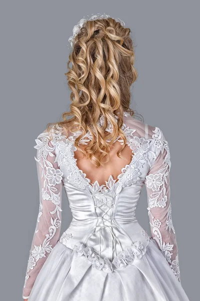Невеста в свадебном платье вид сзади — стоковое фото