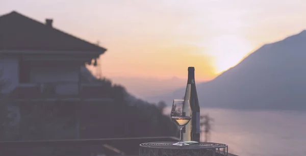 Una Copa Vino Una Botella Vino Con Vistas Las Montañas — Foto de Stock