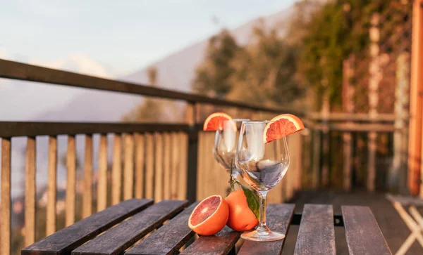 Kokteyl Aperol İtalya dağ manzaralı portakal ile