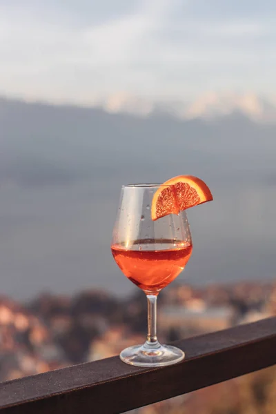 Kokteyl Aperol İtalya dağ manzaralı portakal ile