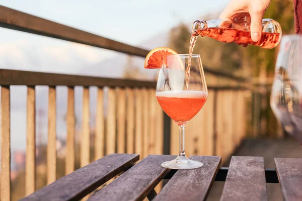 Kokteyl Aperol İtalya dağ manzaralı portakal ile