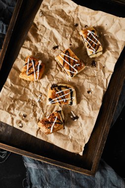 Arkaplanda çikolatalı danish..