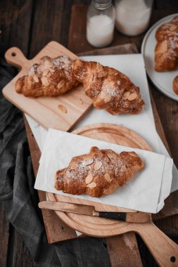 Ahşap kaplama kremalı badem kruvasanı..