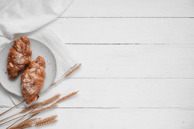 Ahşap kaplama kremalı badem kruvasanı..