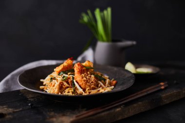 Karides ve sebzeli Padthai eriştesi..