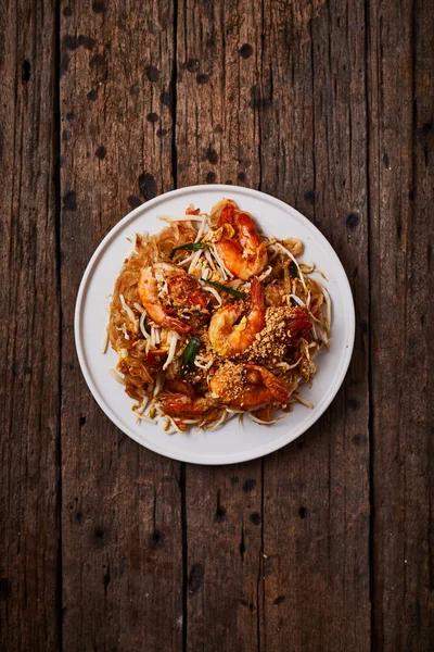 Padthai noodles with shrimps and vegetables. — Stock Photo, Image