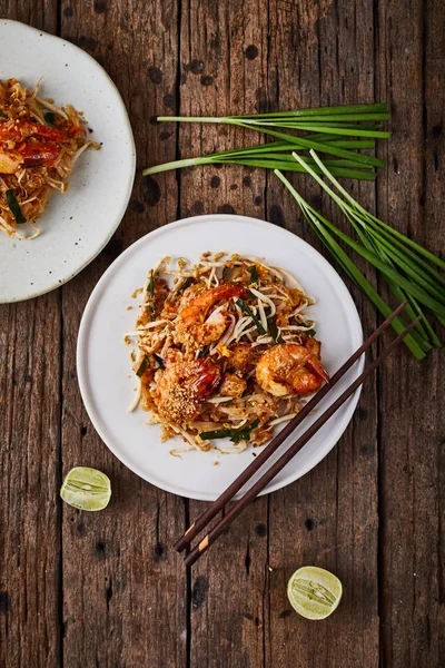 Padthai noodles with shrimps and vegetables. — Stock Photo, Image