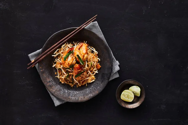 Padthai nudlar med räkor och grönsaker. — Stockfoto