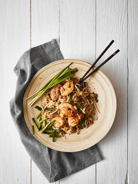 Fideos Padthai con gambas y verduras . — Foto de Stock