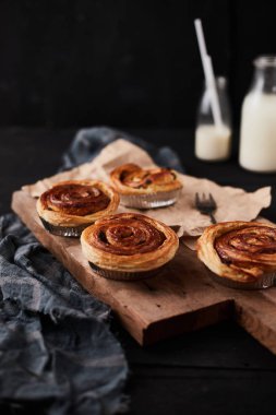 Tahta arka planda kuru üzümlü taze Danimarka pastası. Lezzetli tatlı. 