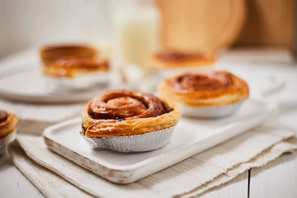 Tahta arka planda kuru üzümlü taze Danimarka pastası. Lezzetli tatlı. 