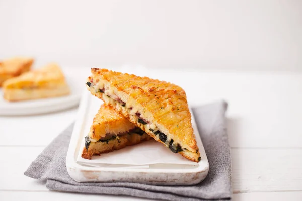 fırında ıspanak ve Jambonlu sandviç sos ile.