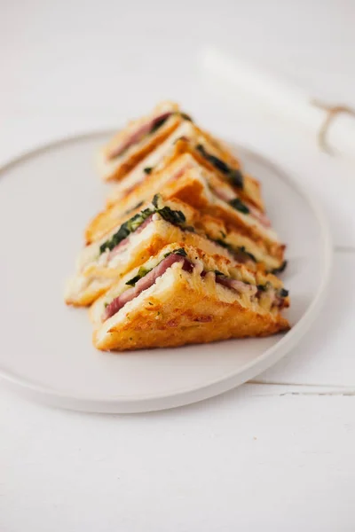 Baked spinach and ham sandwich with sauce. — Stock Photo, Image