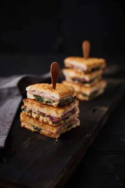 Gebakken spinazie en ham sandwich met saus. — Stockfoto