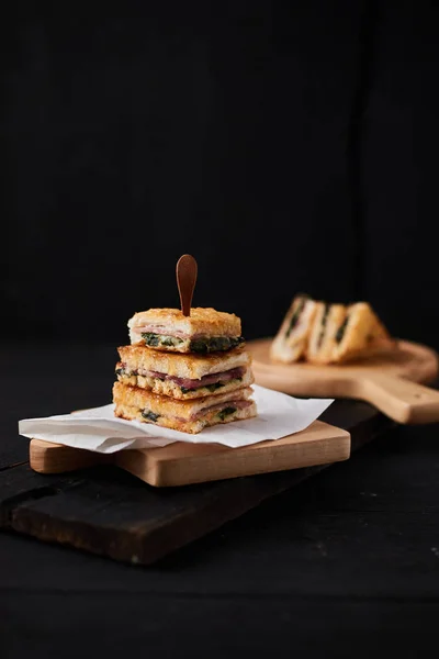 Gebakken spinazie en ham sandwich met saus. — Stockfoto