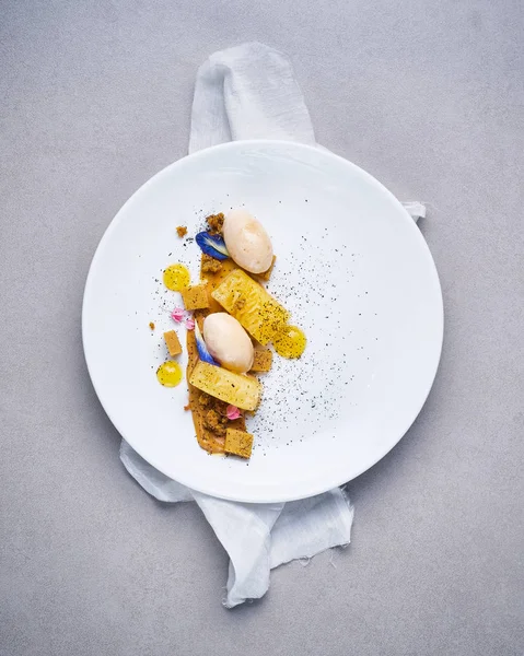 Tabakta güzel ve lezzetli yemekler, nefis yemekler, yaratıcı...