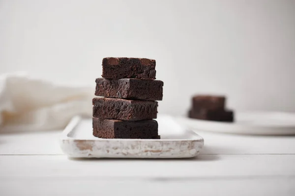 Um pedaço de chocolate caseiro brownies, doce e sobremesa — Fotografia de Stock