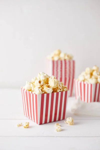 Cheio de pipocas de caramelo saborosas em caixa listrada clássica — Fotografia de Stock