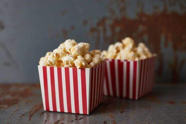 Cheio de pipocas de caramelo saborosas em caixa listrada clássica — Fotografia de Stock