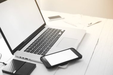 Masada boş ekran olan dizüstü bilgisayar