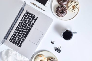 Dizüstü bilgisayarı ve aksesuarları olan ofis masaüstü, en üstteki vie