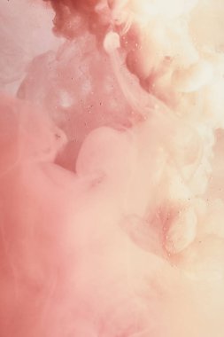 Renk sıvı içine düştü ve hareket ederken fotoğrafı.