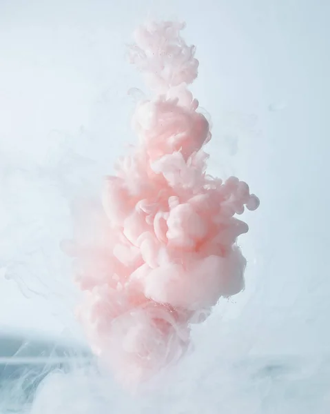 Renk sıvı içine düştü ve hareket ederken fotoğrafı.