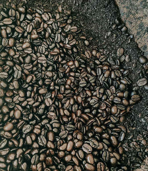 焙煎したコーヒー豆を閉じます。選択的な焦点 — ストック写真