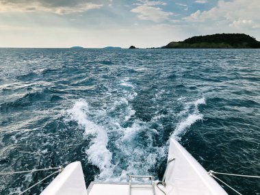 Köpükle hareket eden tekne hızla hareket eden kıç kısmının arkasında uyanır..