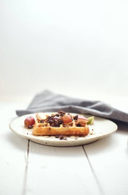 Meyve ve tahıllı ev yapımı waffle.
