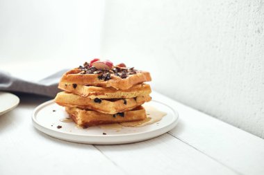 Meyve ve tahıllı ev yapımı waffle.