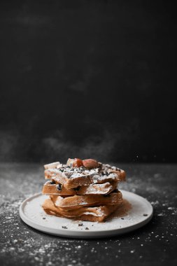 Meyve ve tahıllı ev yapımı waffle.