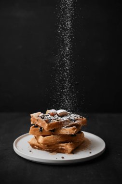 Meyve ve tahıllı ev yapımı waffle.