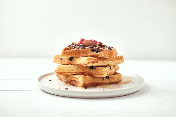 Meyve ve tahıllı ev yapımı waffle.