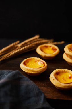 Masada yumurtalı tart var..