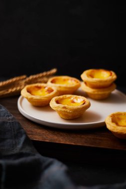 Masada yumurtalı tart var..