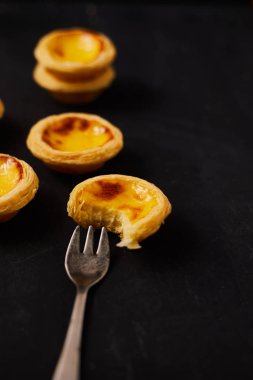 Masada yumurtalı tart var..