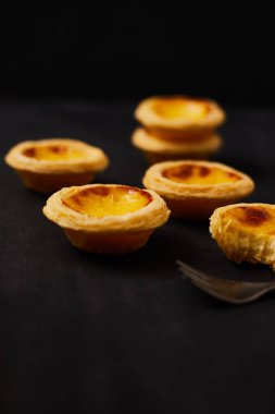 Masada yumurtalı tart var..