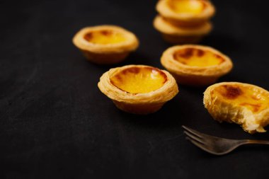 Masada yumurtalı tart var..